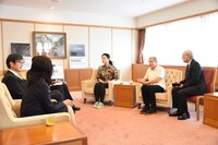 グレゴール・シュナイダーとやなぎみわが、久元喜造神戸市長と面会した際の様子。