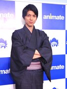 小松準弥の1st写真集「君〈キミ〉」発売記念イベントに、大島紬の着物姿で登場した小松準弥。