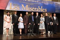 ミュージカル「レ・ミゼラブル」新キャスト発表記者会見より、左から熊谷彩春、三浦宏規、屋比久知奈、伊礼彼方、上原理生、佐藤隆紀、濱田めぐみ、斎藤司、朴ろ美、小野田龍之介。