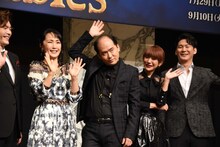 オーディエンス向けのフォトセッションのためにポーズを取る斎藤司（中央）。