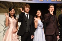 左から熊谷彩春、三浦宏規、屋比久知奈、伊礼彼方。