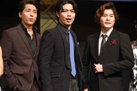 オーディエンスのフォトセッションで、カメラのシャッター音に驚く伊礼彼方、上原理生、佐藤隆紀。