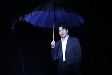 「死神の精度～7Days Judgement」より、萩原聖人演じる死神。