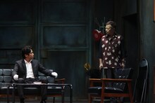 「死神の精度～7Days Judgement」より、左から萩原聖人演じる死神、ラサール石井演じる藤田。