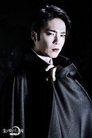 浅倉一男扮するヴィラル。