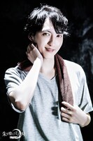 春川真広扮するグリア。