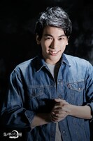 久保瑛則扮する福江健。