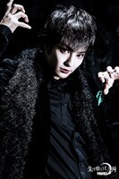 松村泰一郎扮するイザナ。