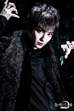 松村泰一郎扮するイザナ。