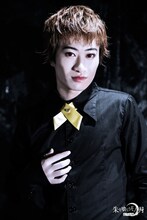 小俣一生扮するサトナ。