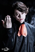 八島諒扮するアラン。