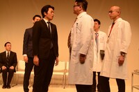 シアター風姿花伝プロミシングカンパニー公演 パラドックス定数 第43項「蛇と天秤」より。（photo:WATANABE Ryuta）