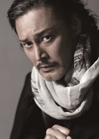 横田栄司扮するフランス王。