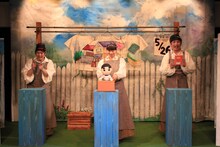 人形劇団ひとみ座「はれときどきぶた」より。