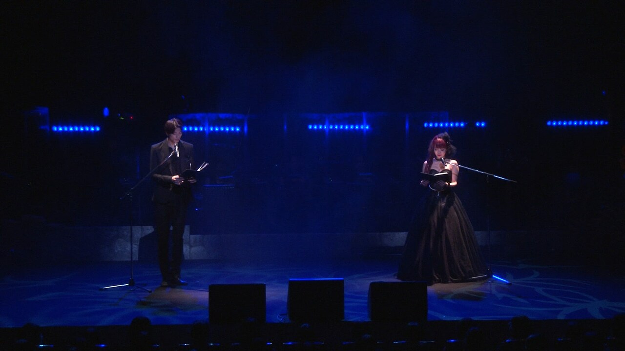 「繭期夜会」第2部より、朗読劇「雪のおわり春のはじまり」の様子。左から東啓介、新良エツ子。