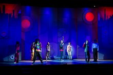 劇団スーパー・エキセントリック・シアター 第56回本公演「ミュージカル・アクション・コメディー『テクニカルハイスクールウォーズ～鉄クズは夜作られる～』」公開稽古より。