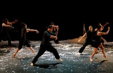 KAAT DANCE SERIES 2018 北村明子 Cross Transit project「土の脈」より。（撮影：大洞博靖）