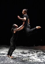 KAAT DANCE SERIES 2018 北村明子 Cross Transit project「土の脈」より。（撮影：大洞博靖）