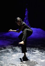 KAAT DANCE SERIES 2018 北村明子 Cross Transit project「土の脈」より。（撮影：大洞博靖）