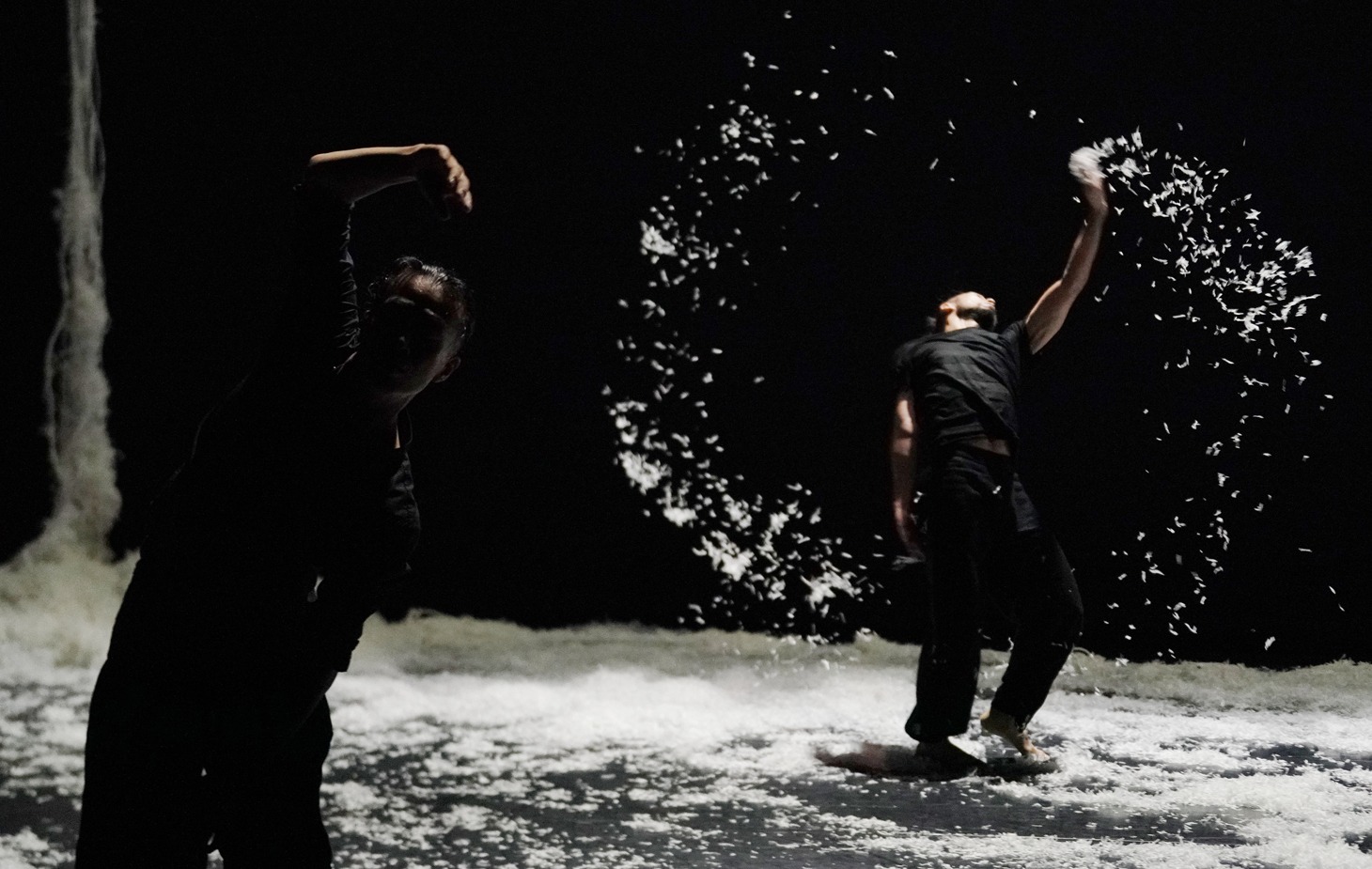 KAAT DANCE SERIES 2018 北村明子 Cross Transit project「土の脈」より。（撮影：大洞博靖）