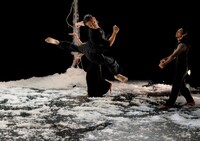 KAAT DANCE SERIES 2018 北村明子 Cross Transit project「土の脈」より。（撮影：大洞博靖）