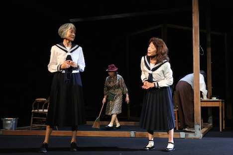 さいたまゴールド・シアター「ワレワレのモロモロ」より。（撮影：宮川舞子）