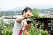 守屋友樹と和田ながら「山と海に貼り付けた」(photo:Yuki Moriya)