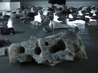 荒木美由「いしをもって眠りたい」より。（photo:Goo Koyano）