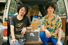 左から丸尾丸一郎、渡部豪太。