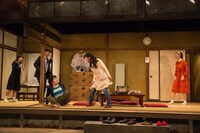 舞台「また来てマチ子の、愛をもう止めないで」より。