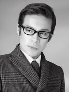 東山義久扮するイヴ・サンローラン。