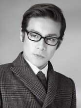 東山義久扮するイヴ・サンローラン。