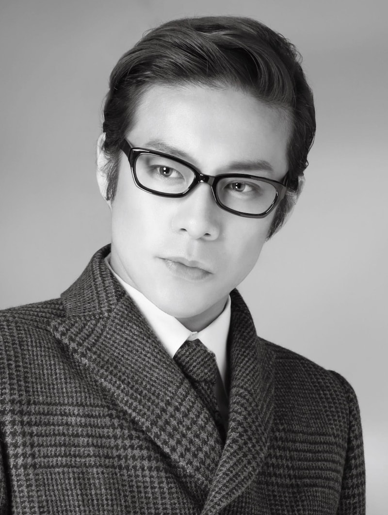 東山義久扮するイヴ・サンローラン。