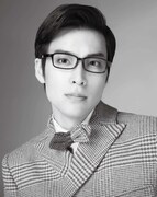 海宝直人扮するイヴ・サンローラン。