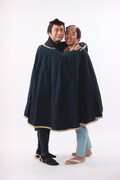 笠原章（左）と藤山扇治郎（右）の扮装姿。