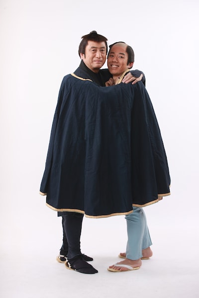 笠原章（左）と藤山扇治郎（右）の扮装姿。