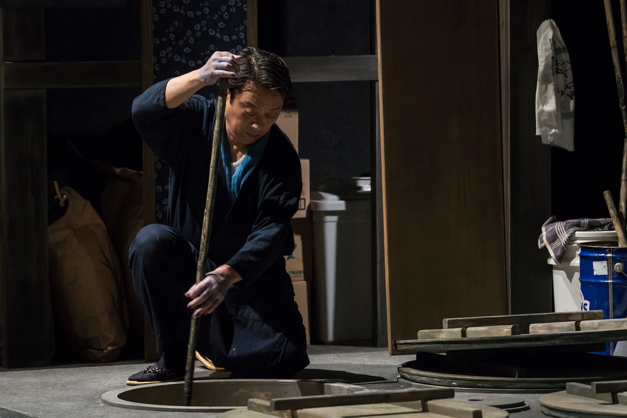 伝統を守る家族が紡ぐ「藍ノ色、沁ミル指ニ」開幕、舞台上で藍染めも
