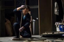 演劇集団 円「藍ノ色、沁ミル指ニ」より。