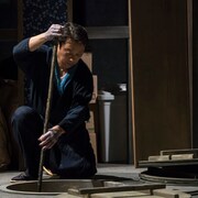 伝統を守る家族が紡ぐ「藍ノ色、沁ミル指ニ」開幕、舞台上で藍染めも