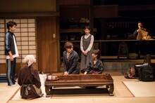 演劇集団 円「藍ノ色、沁ミル指ニ」より。