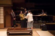 演劇集団 円「藍ノ色、沁ミル指ニ」より。