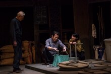 演劇集団 円「藍ノ色、沁ミル指ニ」より。