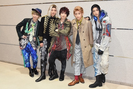 舞台「RE:VOLVER」フォトセッションより。左から櫻井圭登、安西慎太郎、植田圭輔、橋本祥平、山田ジェームス武。