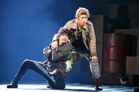 舞台「RE:VOLVER」公開ゲネプロより。左から植田圭輔演じる聖木、橋本祥平演じる伊透。