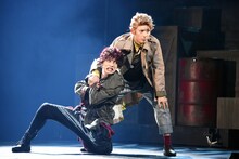 舞台「RE:VOLVER」公開ゲネプロより。左から植田圭輔演じる聖木、橋本祥平演じる伊透。