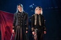舞台「RE:VOLVER」公開ゲネプロより。左から成松慶彦演じる倭潮、安西慎太郎演じる阿羅来。