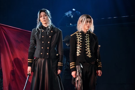 舞台「RE:VOLVER」公開ゲネプロより。左から成松慶彦演じる倭潮、安西慎太郎演じる阿羅来。