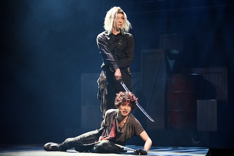 舞台「RE:VOLVER」公開ゲネプロより。舞台奥から安西慎太郎演じる阿羅来、植田圭輔演じる聖木。