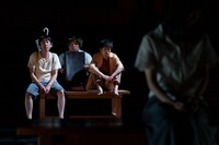 壁ノ花団 第13回公演「ニューヘアスタイルイズグッド」より。（撮影：井上嘉和）