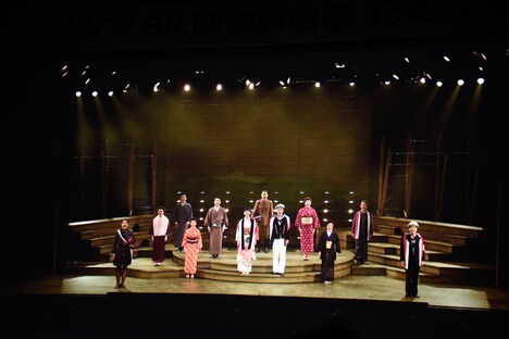 坊っちゃん劇場「よろこびのうた」8K映像デモ上映の様子。